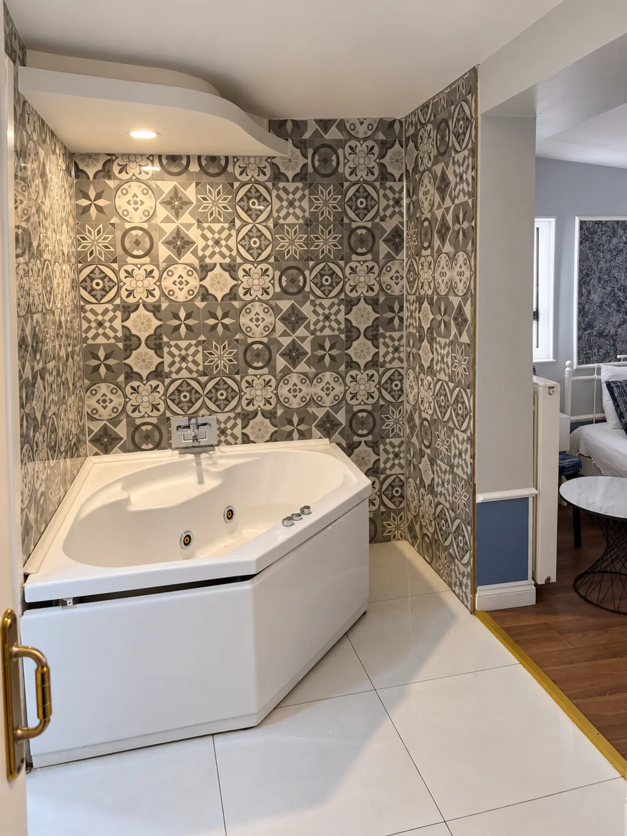 Bakırköy Otel — whirlpool bathtub and bathroom