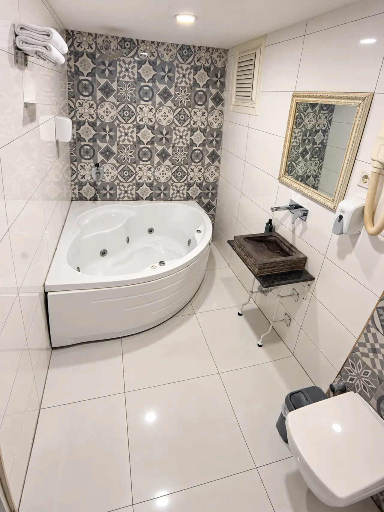 Bakırköy Otel — whirlpool bathtub and bathroom